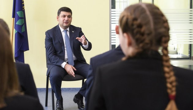 Гройсман хоче повернути повагу до українських вчителів