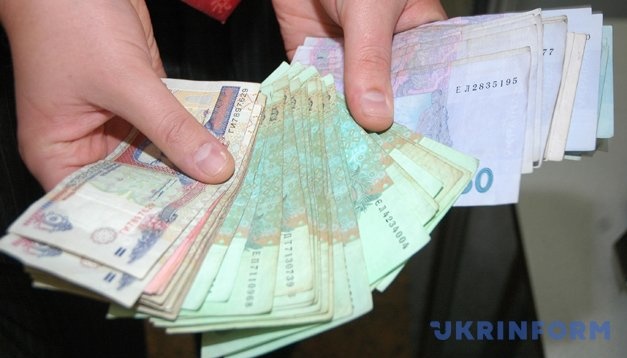 В яких галузях українці отримують більші зарплати