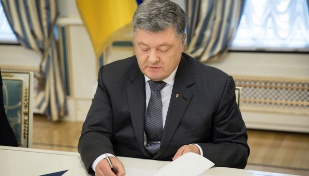 Порошенко ввів у дію рішення Радбезу про управління державою в умовах НС