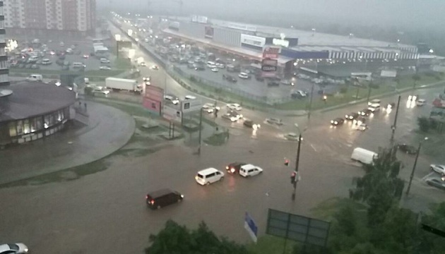 На Прикарпатті злива затопила будинки, рятувальники відкачують воду