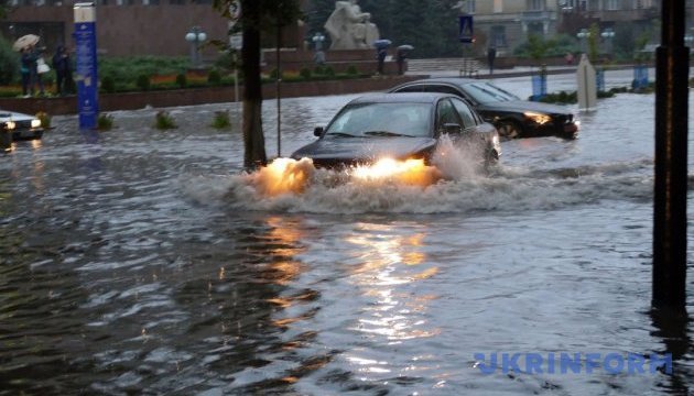 В Івано-Франківську через сильну зливу затопило центр міста