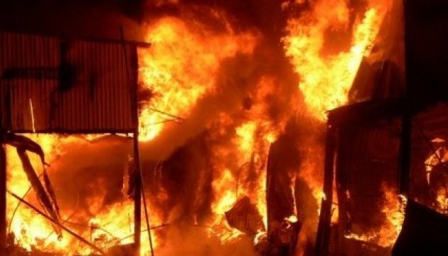 Un marché a brûlé à Marioupol