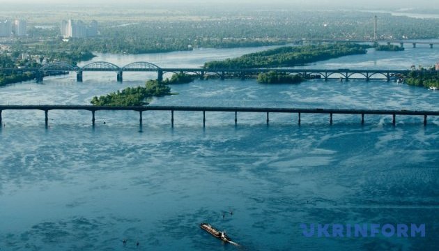 Температура води Дніпра у столиці стала некомфортною 