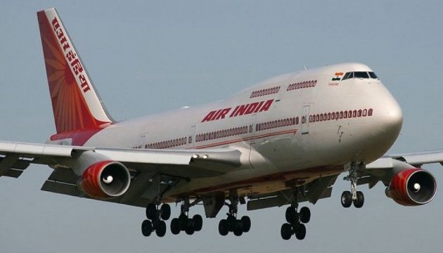 Пасажирський літак Air India після посадки скотився у канаву