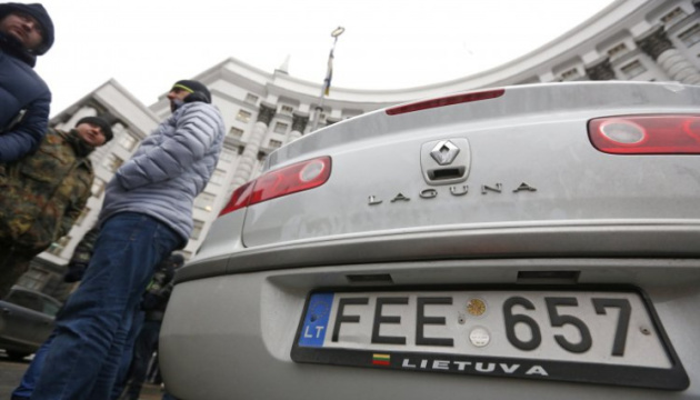 Митниця Литви розслідує законність перебування в Україні авто на єврономерах