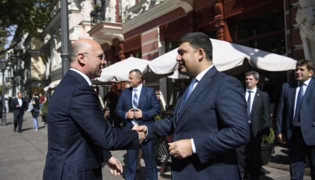 Groysman se reúne con el primer ministro de Moldavia en Odesa
