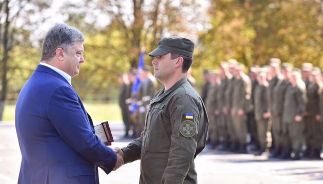 Poroshenko visits military unit of National Guard in Vinnytsia. Video
