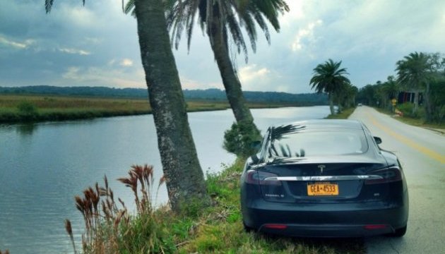 Рятуючись від урагану: Tesla збільшила ємність батарей електрокарів у Флориді