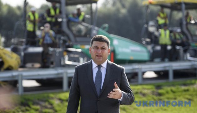 Groysman promises to increase volume of construction and repair of roads every year