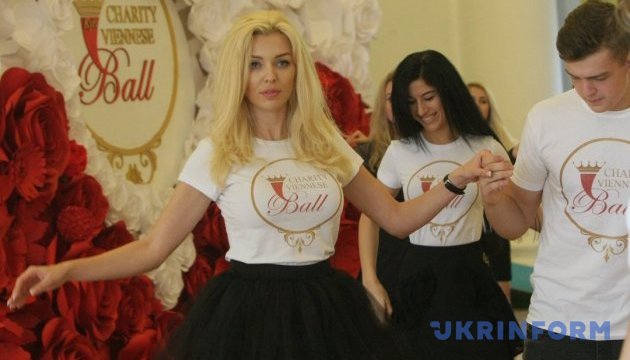 Перша відкрита репетиція дебютантів Віденського балу пройшла у мерії Києва