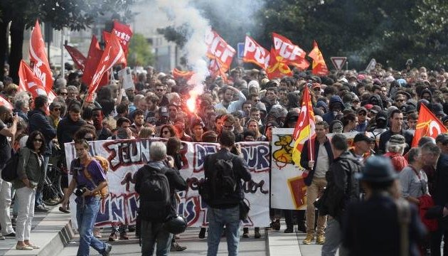 У Парижі мітингували проти президента Алжиру