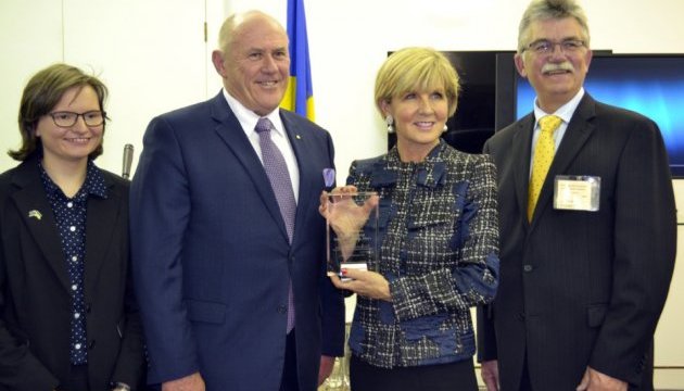 Українці Австралії нагородили міністра закордонних справ відзнакою 