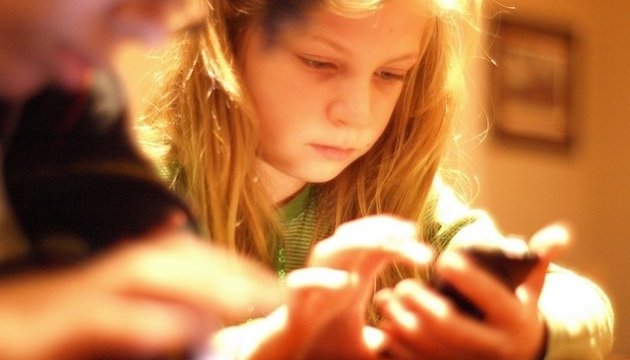 Французьким школярам можуть заборонити користуватися мобілками