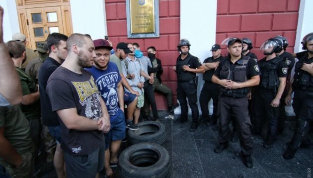 Трагедія у дитячому таборі: люди штурмують Одеську мерію і вимагають Труханова