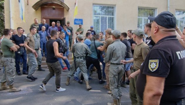 Пожежа у таборі в Одесі: зустріч мера з батьками не обійшлася без бійки