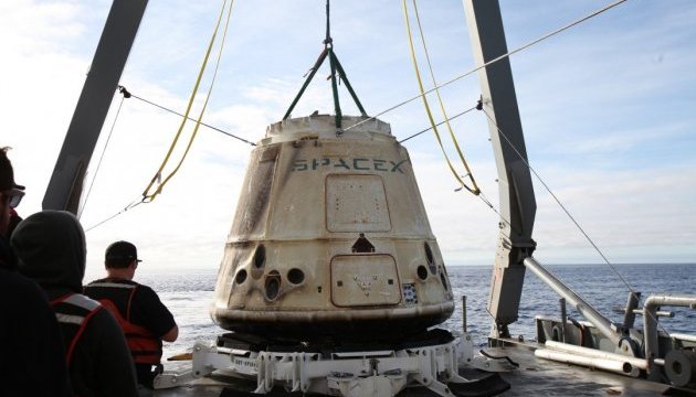 Dragon компанії SpaceX приводнився в Тихому океані