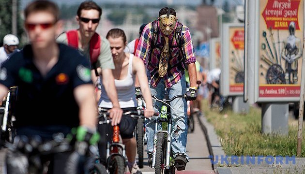 « La Journée du vélo de l’automne 2017 » à Kharkiv a rassemblé environ 3000 personnes