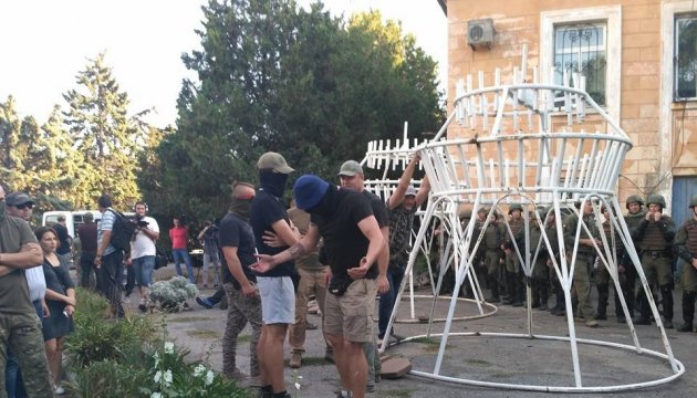 Les activistes ukrainiens s’adressent au consul russe à Odessa : « Partez, vous les occupants de notre pays » (vidéo)