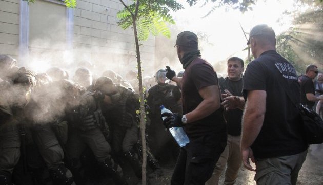 У бійці біля суду Чорноморська постраждали 20 правоохоронців