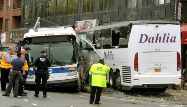 Жахлива ДТП у Нью-Йорку: автобус на швидкості протаранив інший, є жертви