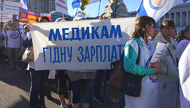 Une manifestation de médecins se déroule au centre de Kyiv