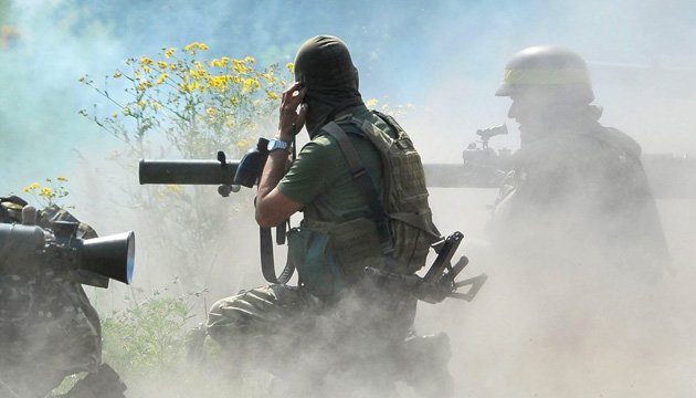 Бойовики стріляють із БМП і зеніток, найгарячіше – на Луганському напрямку