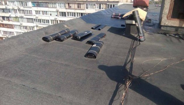 На даху київської багатоповерхівки пролунав потужний вибух, є постраждалі