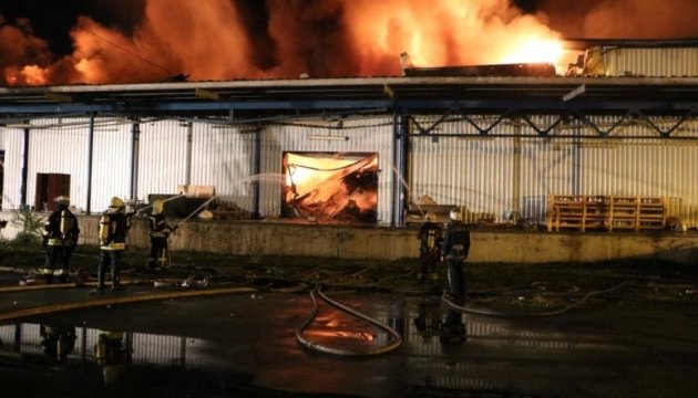 У Києві вночі горів склад, пожежу ліквідовували 120 рятувальників 