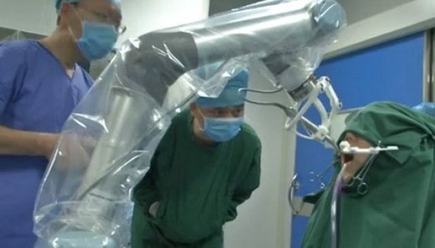 Китайский робот-стоматолог имплантировал пациенту два зуба