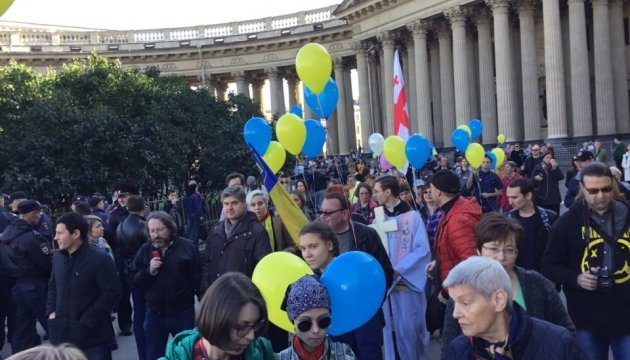 Слава Україні: у Пітері пройшла антивоєнна акція