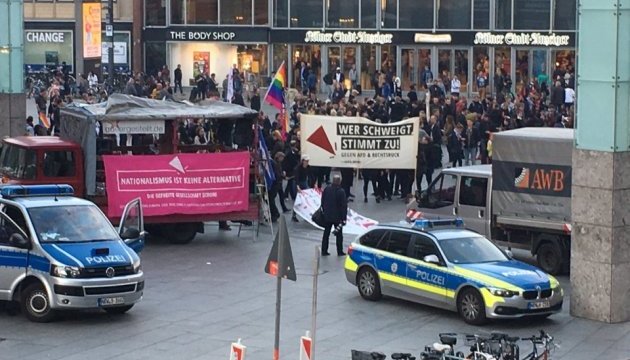 У центрі Берліна мітингують проти АдН із гаслами 