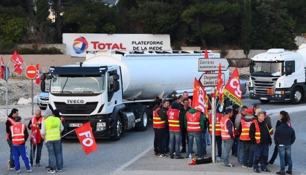 Трудова реформа у Франції: водії вантажівок блокують дороги і нафтосховища
