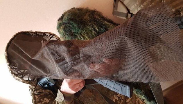Для українських снайперів розробили новий маскувальний костюм