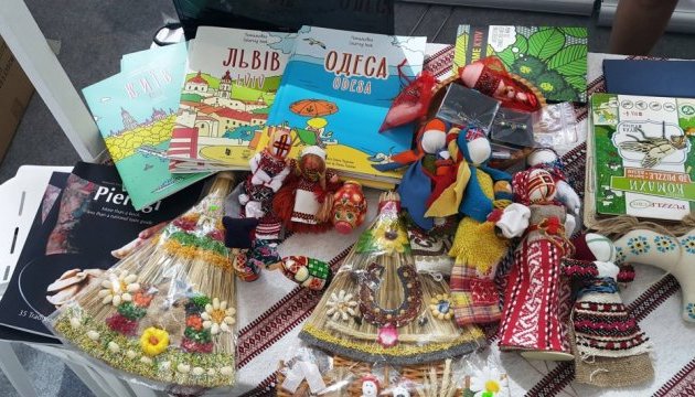 Україну представили на міжнародному благодійному базарі в Сінгапурі