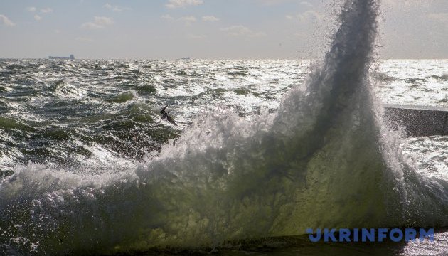 В Одесі морська хвиля змила з пірсу дівчину