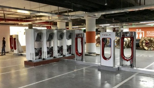 Tesla будує китайцям найбільшу у світі електрозаправну станцію