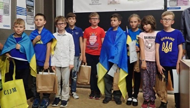 乌总理祝贺9名中小学生进入数学锦标赛前10名