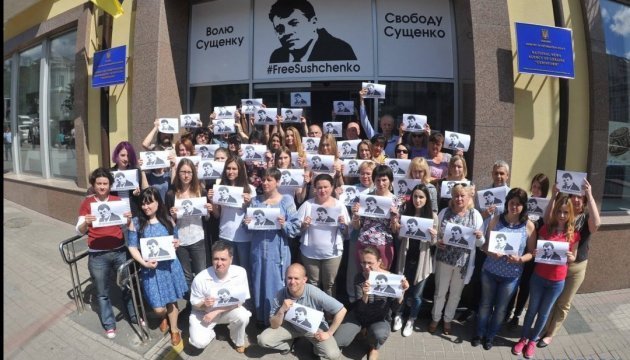 « Roman, sois fort ! » : des correspondants permanents d'Ukrinform lancent une flash mob en soutien à Souchtchenko (photos)