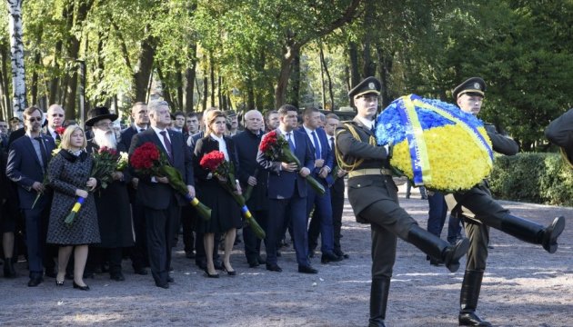 Ukraine leaders honor Babyn Yar victims