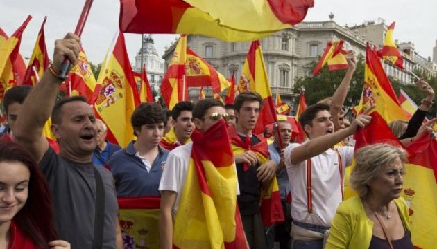 Десятки тисяч каталонців вийшли на марш проти референдуму про незалежність