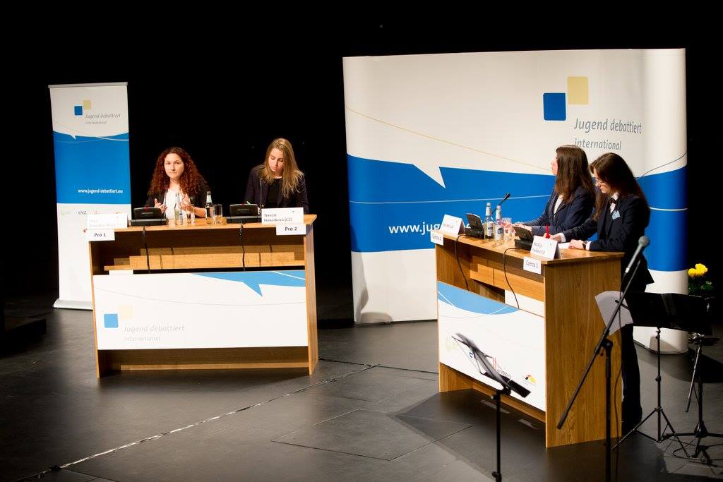 Школярка з Івано-Франківська перемогла на міжнародних дебатах в Естонії