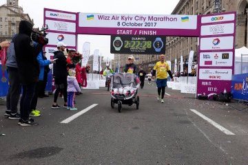 Kyiv Marathon: Юлія Черницька першою пробігла півмарафон із двійнятами у візочку