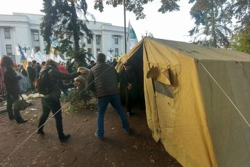Під Радою встановили намети. Саакашвілі каже, що залишається