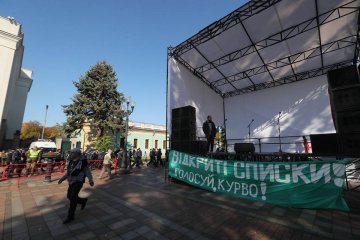 Геращенко готує запит у поліцію: люди в балаклавах обшукують відвідувачів ВР