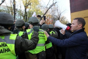 Під Радою поштовхалися мітингувальники та поліція