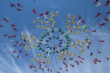 Ukrainians set formation skydiving world record