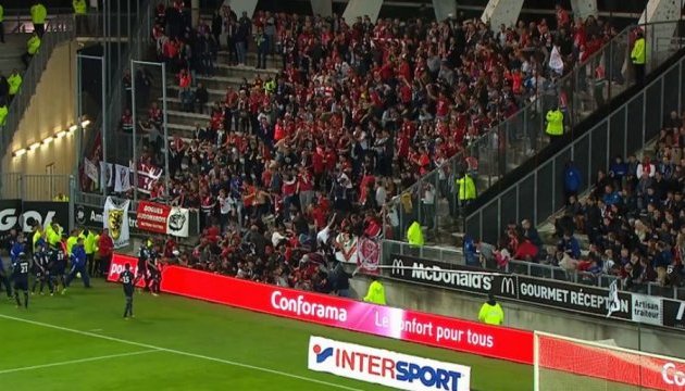 На футбольному матчі у Франції зламалася трибуна: десятки постраждалих
