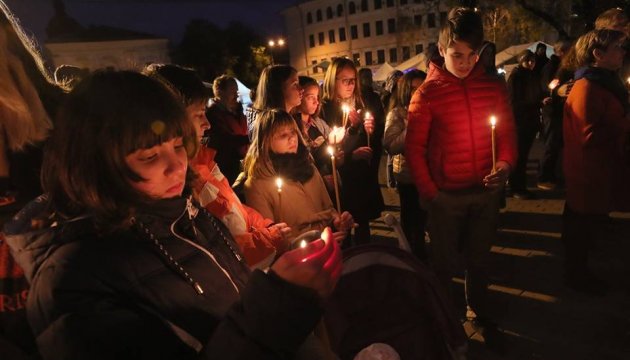 À Kyiv, des bougies allumées à la mémoire des victimes de Babyn Yar