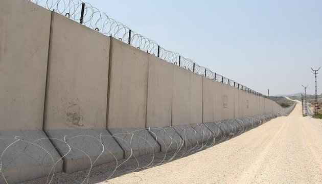 Туреччина закінчує будувати стіну на кордоні з Сирією Туреччина закінчує будувати стіну на кордоні з Сирією