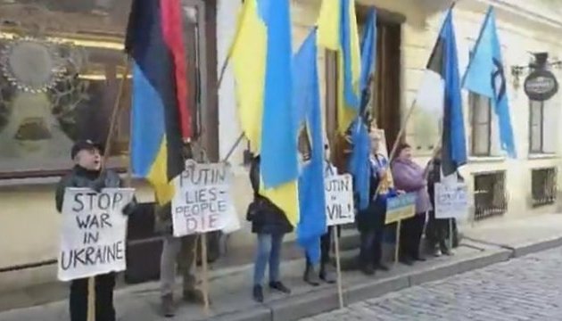 В Таллинне отметили третью годовщину еженедельного пикетирования посольства РФ В Таллинне отметили третью годовщину еженедельного пикетирования посольства РФ